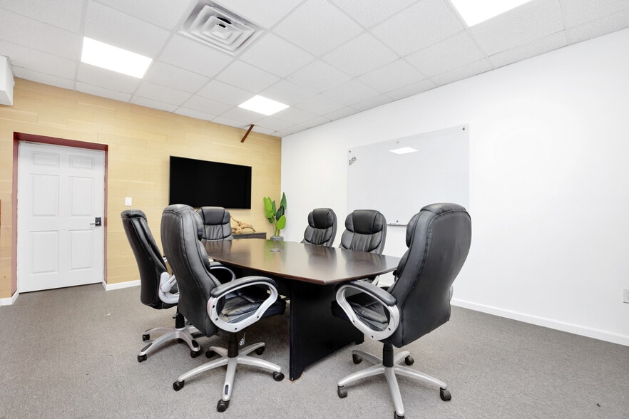 More Photos Of 429 W Main St, Patchogue Freestanding For Lease