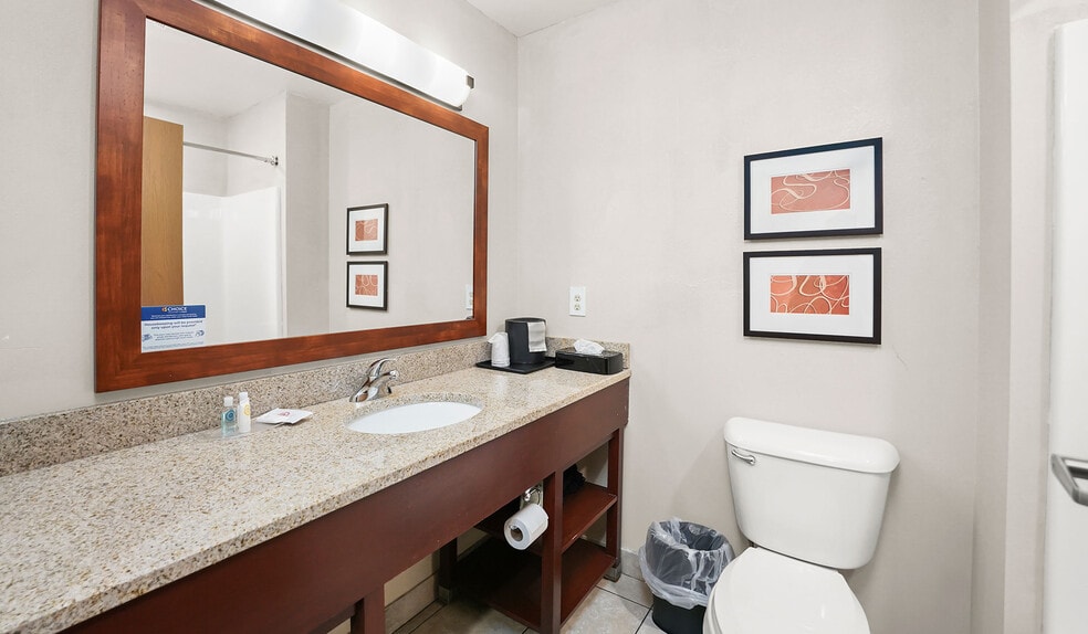 More Photos Of 725 Paradise Ln, Johnson Creek Hotel For Sale