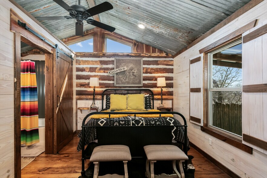 More Photos Of 100 Five Star Trl, Fredericksburg Hotel For Sale