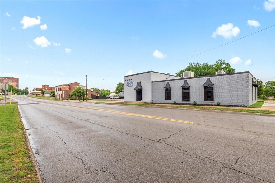 More Photos Of 622 SE Frank Phillips Blvd, Bartlesville General Retail For Sale