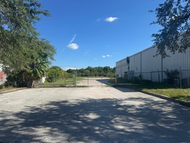 More Photos Of 9507 Palm River Rd, Tampa Warehouse For Lease
