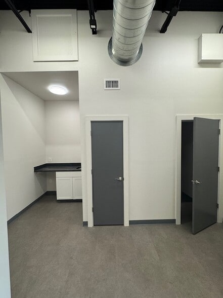 More Photos Of 11901 Warfield St, San Antonio Light Manufacturing For Sale