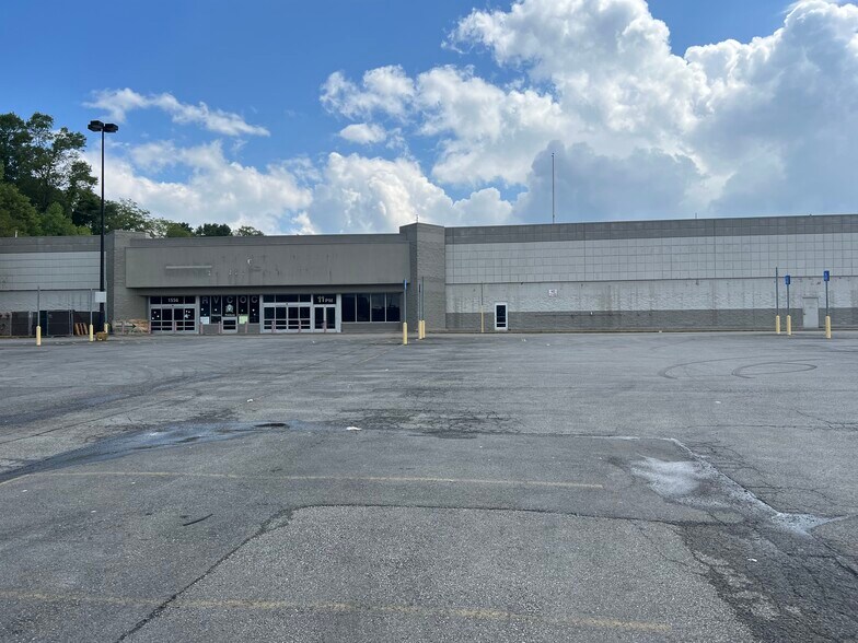 More Photos Of 1556 E Main St, Oak Hill Showroom For Lease