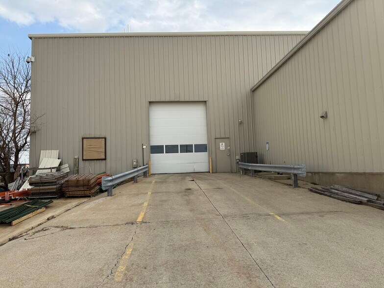 More Photos Of 1703 S Veterans Pky, Bloomington Warehouse For Sale