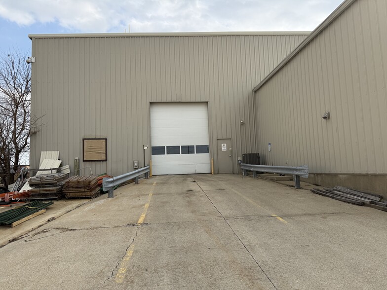 More Photos Of 1703 S Veterans Pky, Bloomington Warehouse For Lease