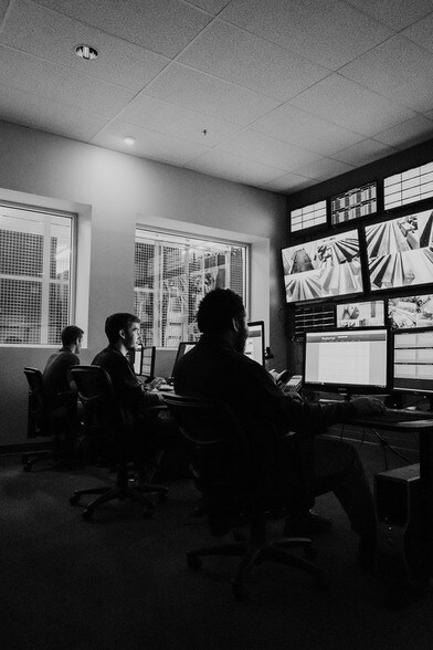 More Photos Of 1515 Round Table Dr, Dallas Warehouse For Lease