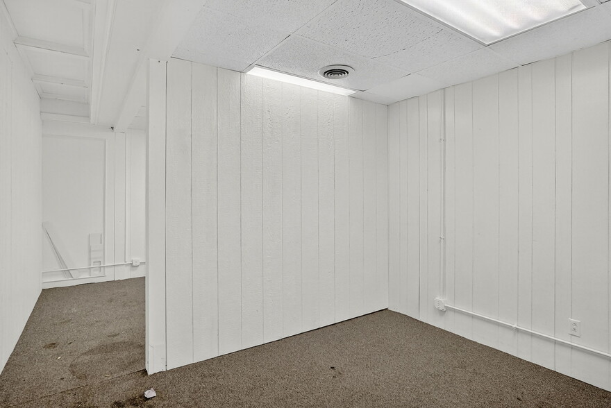 More Photos Of 2201 E 8th St, Odessa Office For Sale