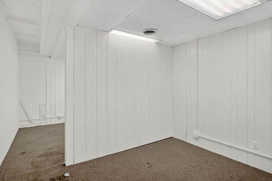 More Photos Of 2201 E 8th St, Odessa Office For Sale