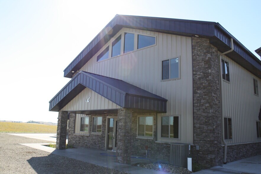 More Photos Of 2976 73rd St, Atkins Flex For Lease