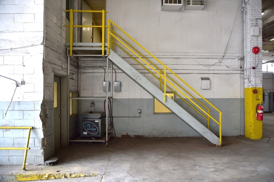 More Photos Of 1275 Oak Point Ave, Bronx Warehouse For Lease