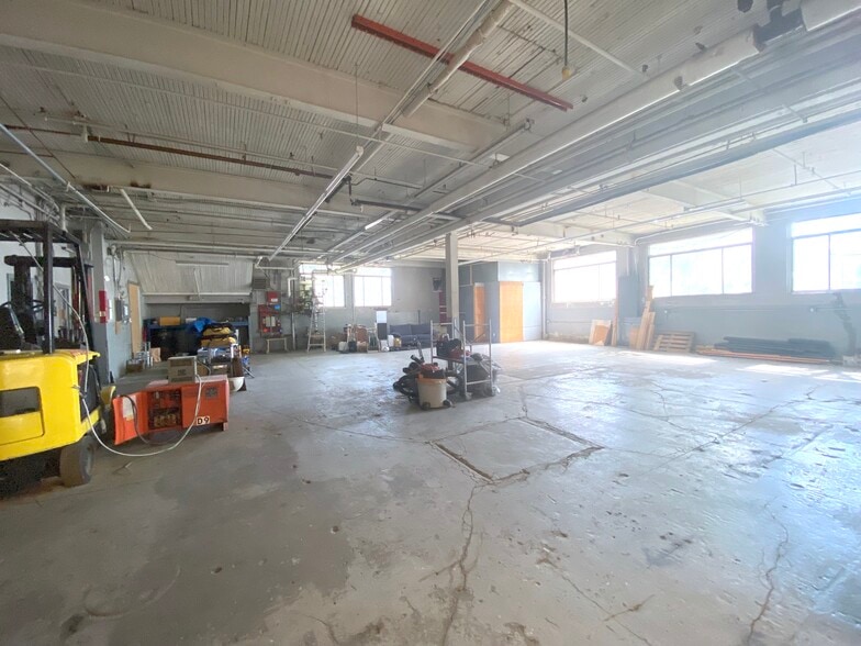 More Photos Of 2424 Rue Des Carrières, Montréal Light Manufacturing For Lease