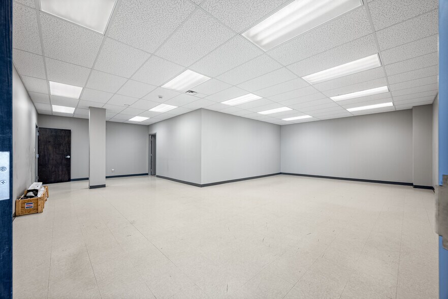 More Photos Of 5267 67 Av, Lloydminster Warehouse For Lease