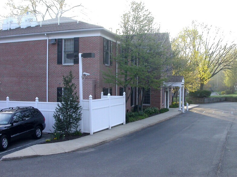 More Photos Of 110 Chesley Dr, Media Office For Sale