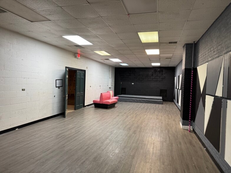 More Photos Of 110 N James St, Goldsboro Flex For Sale