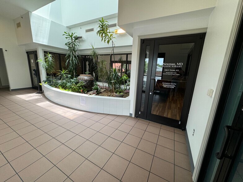 More Photos Of 3715-3733 N Business Dr, Fayetteville Medical For Lease