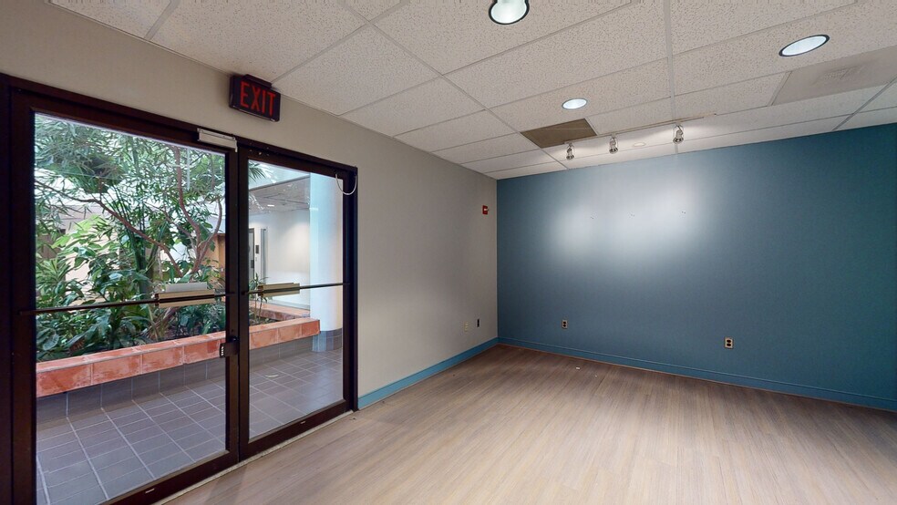 More Photos Of 5400 Shawnee Rd, Alexandria Office For Lease