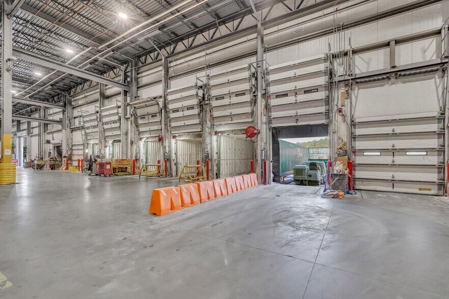 More Photos Of 1 Ceasarstone Dr, Richmond Hill Manufacturing For Sale