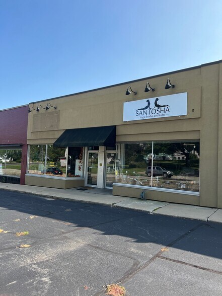More Photos Of 2211-2213 E State St, Rockford Storefront For Lease