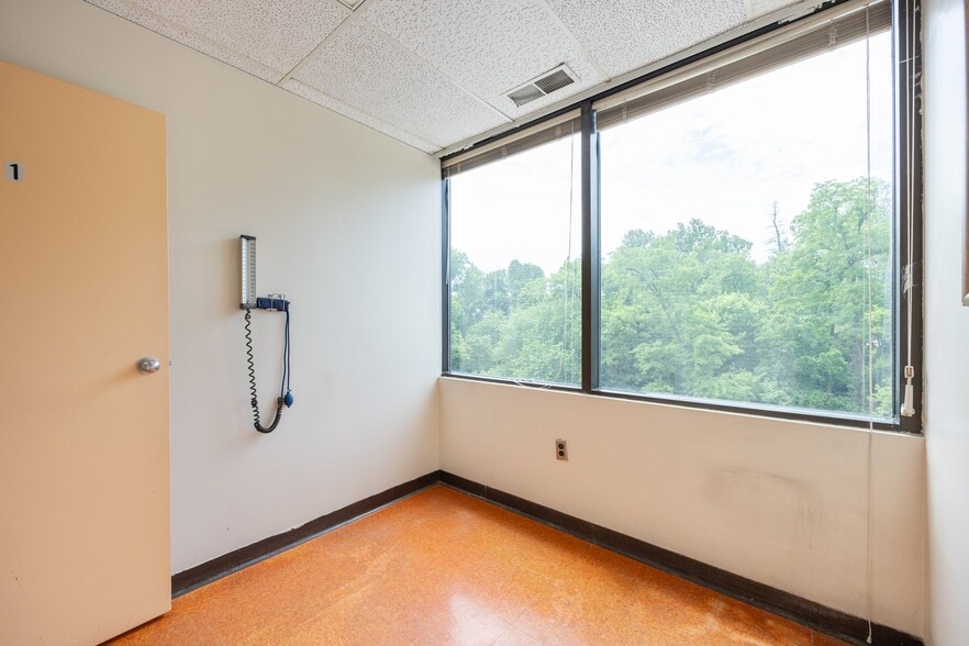 More Photos Of 7600 Osler Dr, Towson Medical For Sale