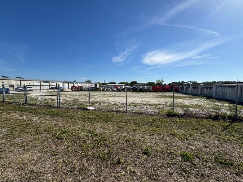 More Photos Of 7979 Associate Boulevard, Sebring Land For Lease