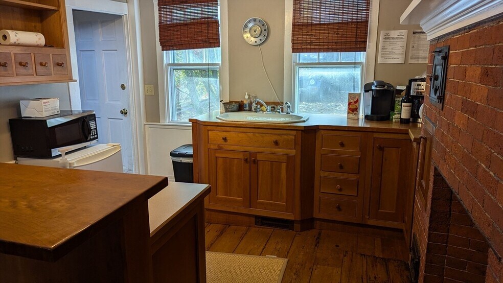 More Photos Of 171 High St, Newburyport Freestanding For Lease