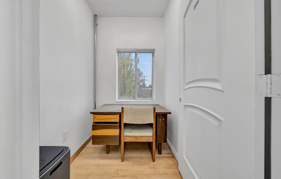 More Photos Of 830 S Main St, Santa Ana Freestanding For Sale