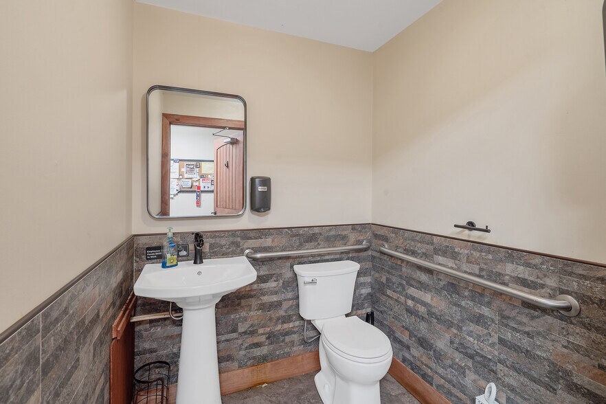 More Photos Of 2107 N Osceola Rd, Camden Service Station For Sale