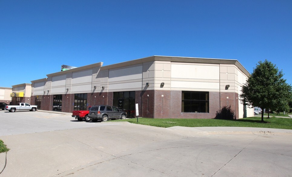 More Photos Of 700 Van Dorn St, Lincoln Showroom For Lease