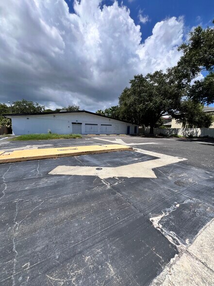 Primary Photo Of 4059 5th Ave N, Saint Petersburg Convenience Store For Lease