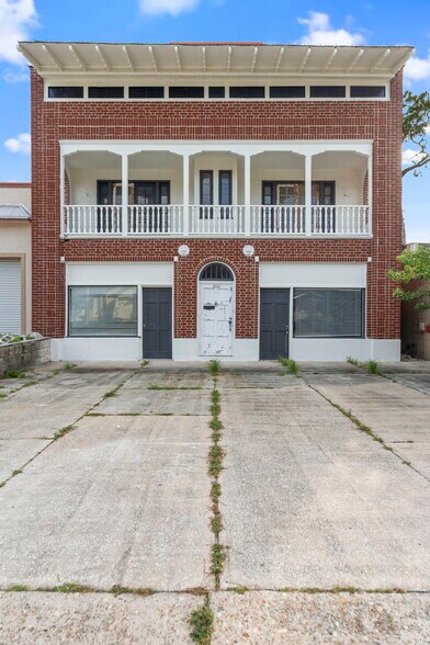 More Photos Of 204 Magnolia St, New Smyrna Beach Restaurant For Sale