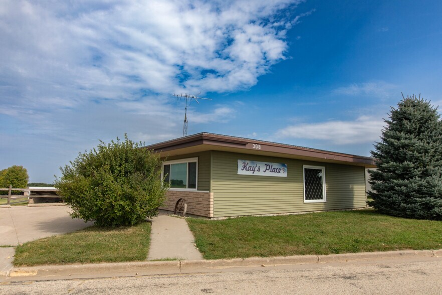 More Photos Of 308 Dale Dr, Montfort General Retail For Lease