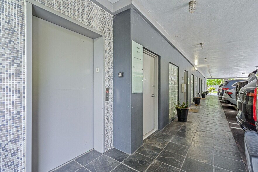 More Photos Of 6330 Manor Ln, South Miami Office For Lease