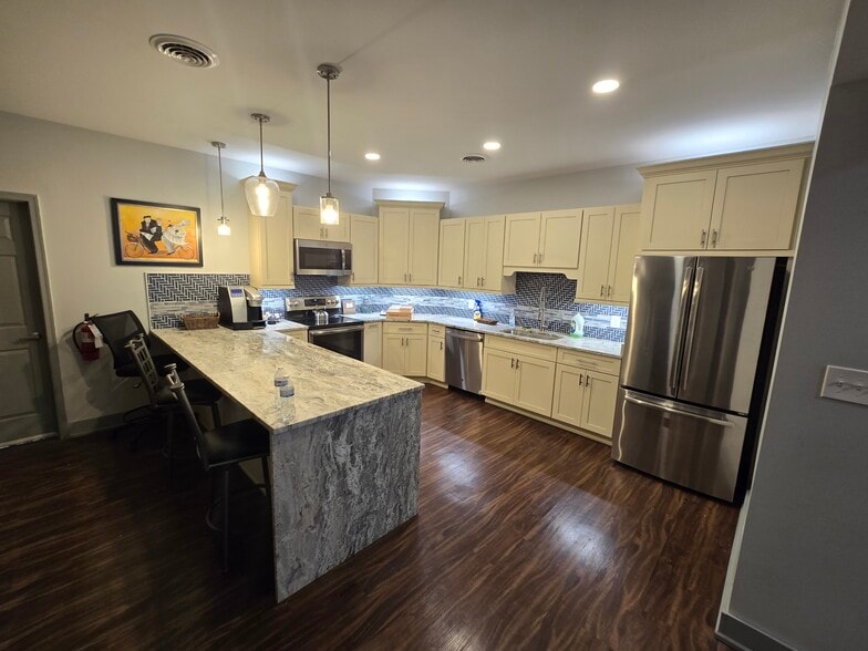 More Photos Of 670 Cambridge St, Fredericksburg Warehouse For Lease