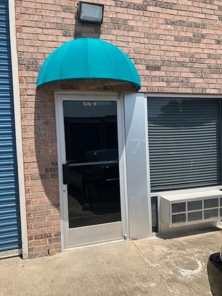 More Photos Of 800 Fulgham Rd, Plano Warehouse For Lease