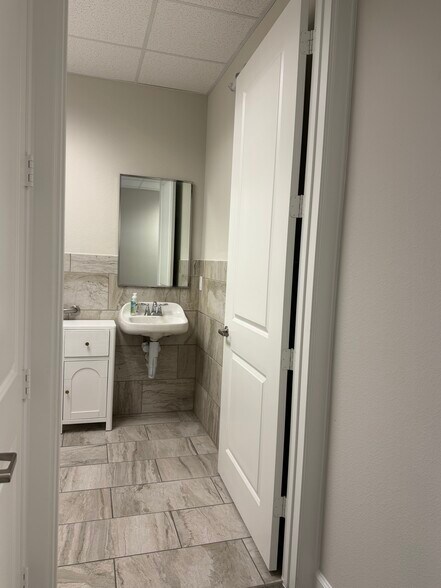 More Photos Of 633 E Fernhurst Dr, Katy Medical For Lease