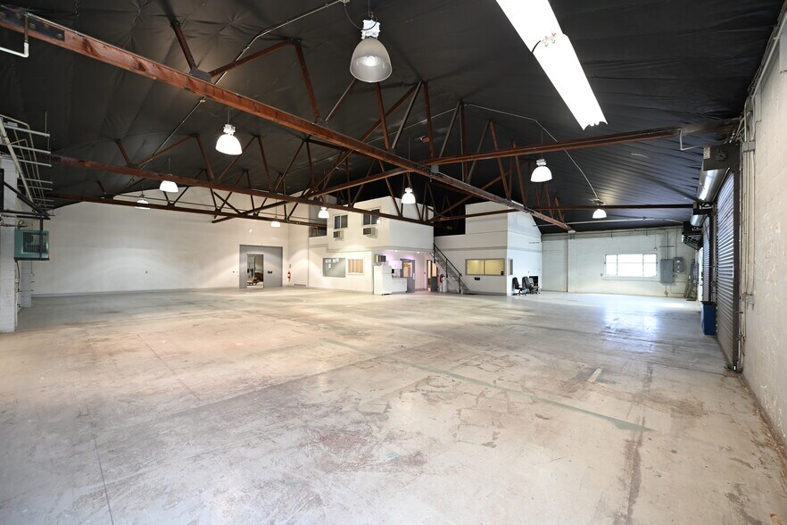More Photos Of 7311 Radford Ave, North Hollywood Manufacturing For Lease