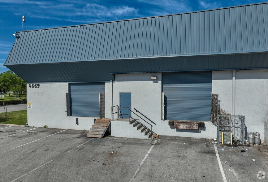 More Photos Of 4669 L B McLeod Rd, Orlando Warehouse For Lease