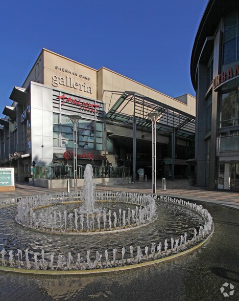 More Photos Of 15301 Ventura Blvd, Sherman Oaks Storefront For Lease
