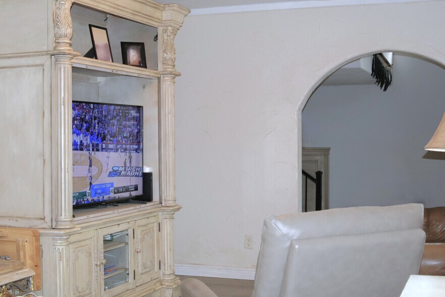 More Photos Of 404 3rd St, Capitan Flex For Sale