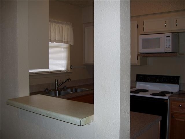 More Photos Of 208-210 N Vanderveer St, Burnet Apartments For Sale