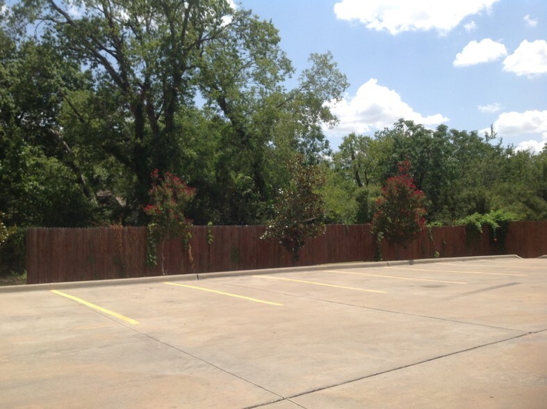 More Photos Of 5612 Highland Ave, Haltom City Showroom For Lease