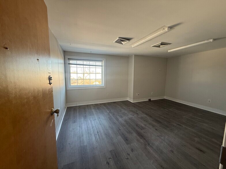 More Photos Of 1272 W Main Rd, Middletown Unknown For Lease