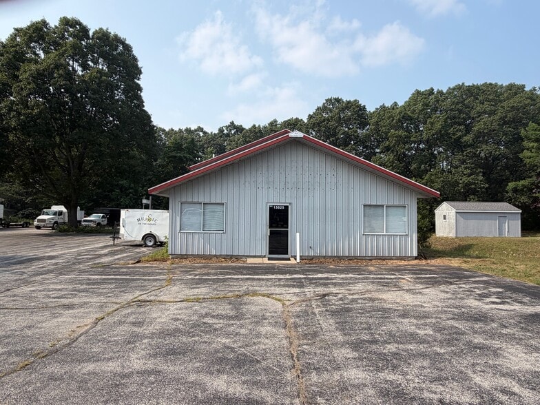 More Photos Of 15025 Cleveland St, Spring Lake Flex For Lease