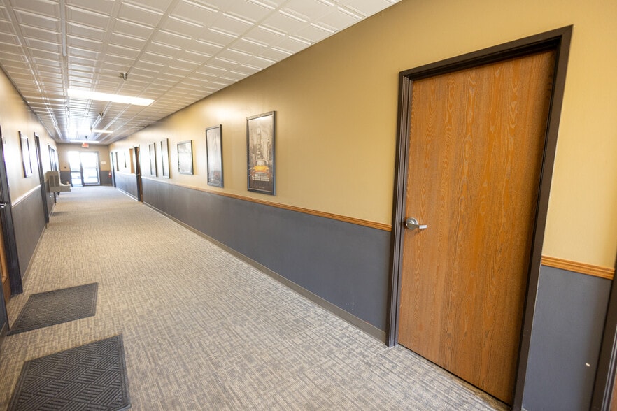 More Photos Of 2004 Highland Ave, Eau Claire Office For Lease