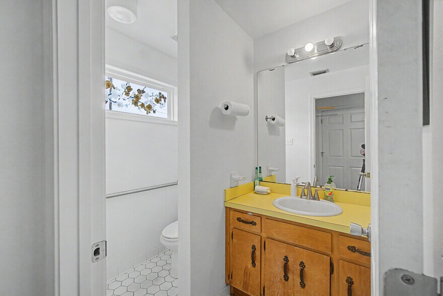 More Photos Of 71 Midtown Park W, Mobile Medical For Sale