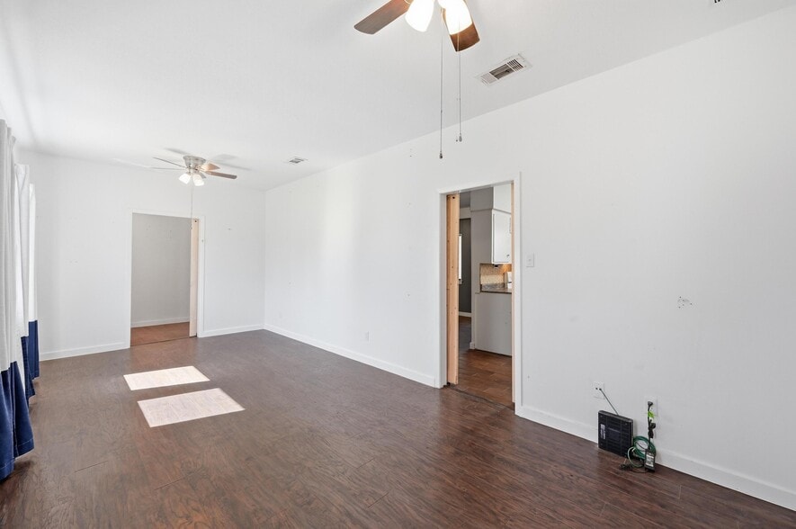 More Photos Of 1927 W Arkansas Ln, Pantego Light Manufacturing For Sale