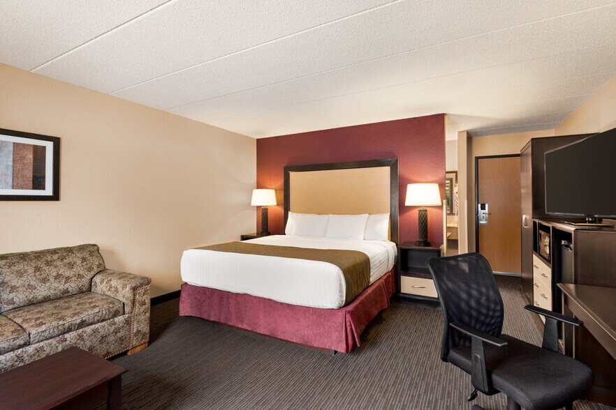 More Photos Of 777 Highway 10 E, Detroit Lakes Hotel For Sale