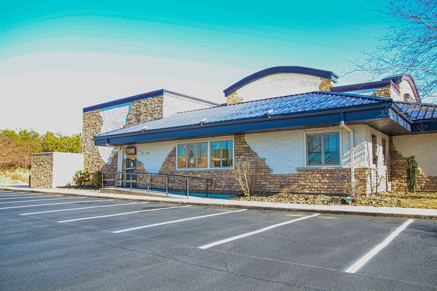 More Photos Of 341 Rockwood Rd, Arden Restaurant For Lease