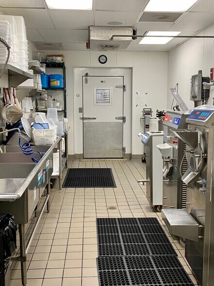 More Photos Of 826 Pico Blvd, Santa Monica Storefront For Sale