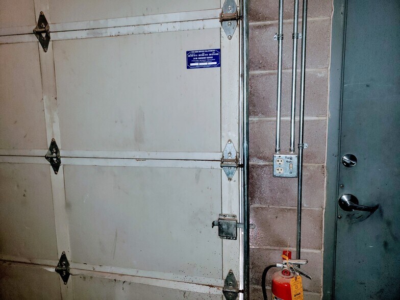 More Photos Of 215 N Redwood Rd, North Salt Lake Flex For Lease